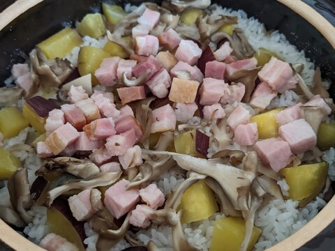 さつまいもとベーコンと舞茸の炊き込みご飯